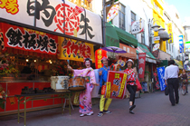 開店祝い！皆さんのカメラに向かってお店を含め撮影に応じています。